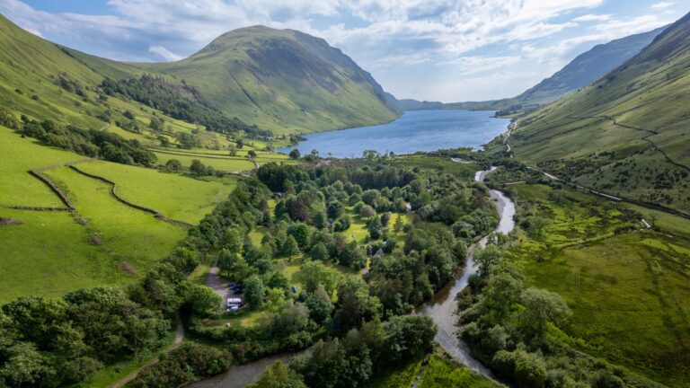 England in Bloom: A Garden Journey Through Yorkshire and The Lakes